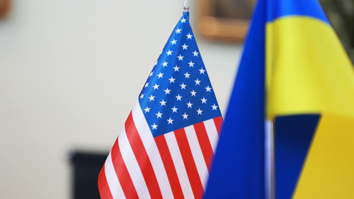 Американець українського походження, пан Іван має щемливе ставлення і любов до України та її культури. Тому особливої уваги приділяє підтримці та розвитку історичної та культурної спадщини країни, зміцненню міжнародного авторитету України. Ще у 1992 році пан Гинянський на власні кошти придбав приміщення для українського консульства в США. Робить регулярні внески у Наукове товариство ім. Шевченка, допомагаючи підтримувати архів мікрофільмів українських газет.